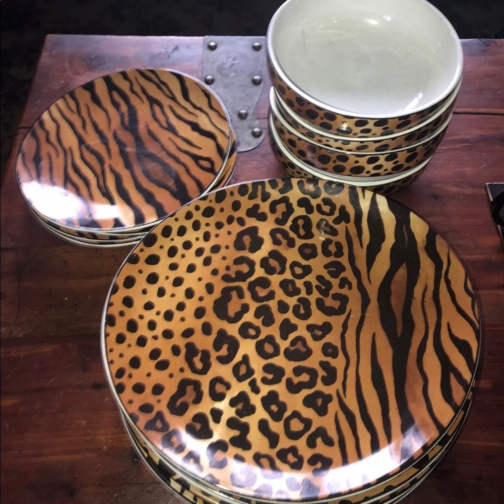 Serengeti,Sue Zipkin SAKURA, Animal prints 2 platters 4 dinner, salad and bowls.